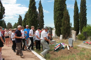 Возложение цветов к могиле летчика Алексея Белостоцкого